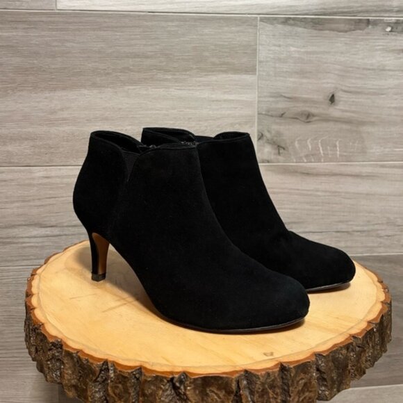CLARKS Arista Paige Black suede Mid Heel Side Zip Ankle Boots size 6 - Picture 1 of 8